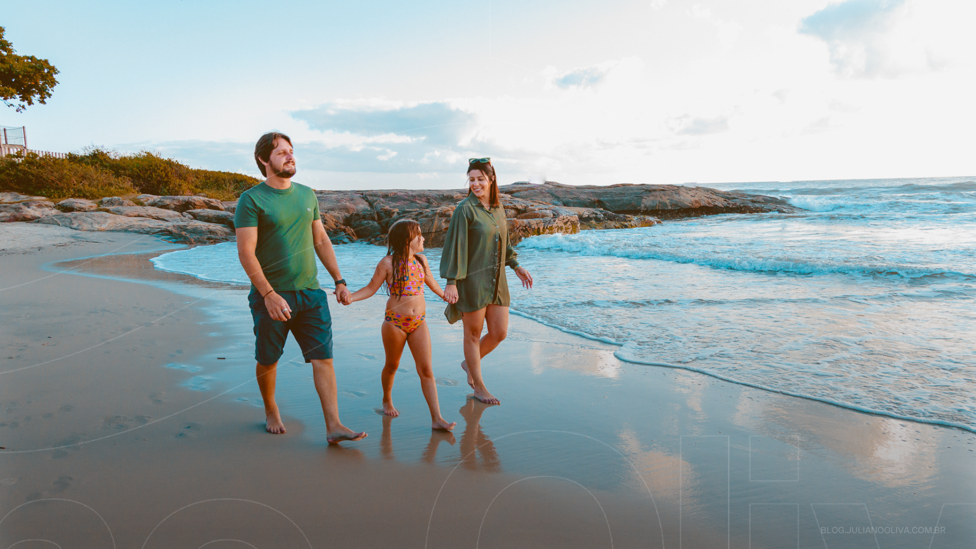 Thauani, Maia e Guilherme caminhando na praia