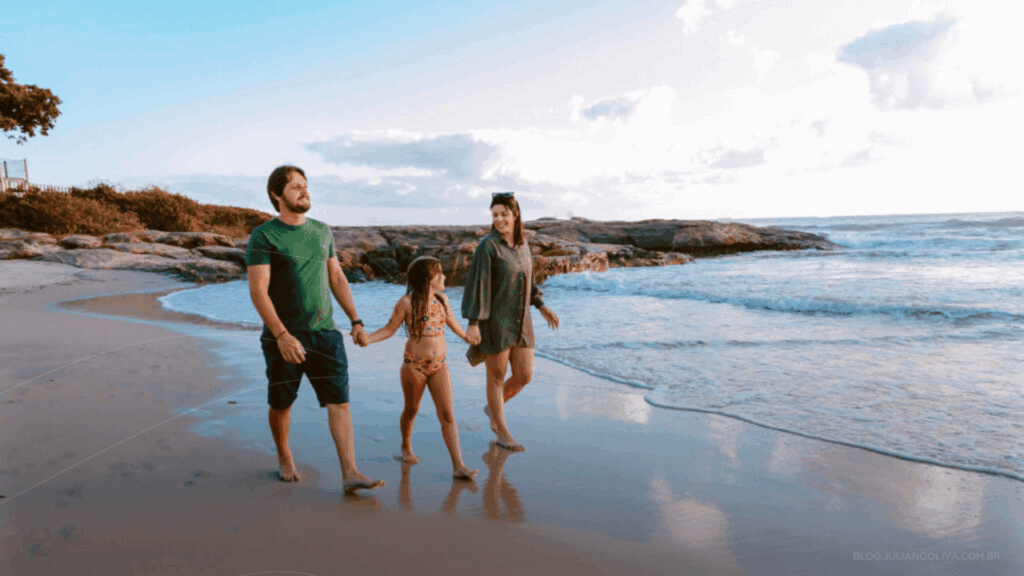 Familia na beira da praia caminhando