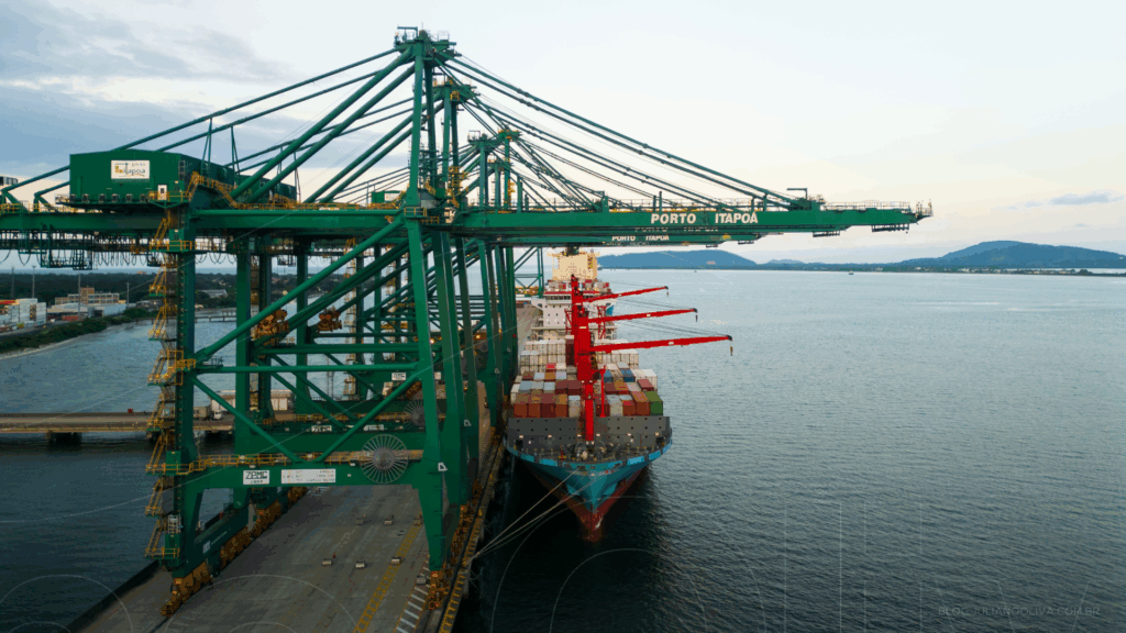 Navio sendo carregado em Porto Itapoá