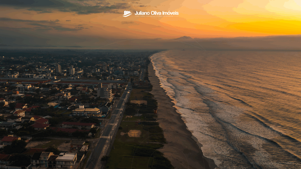 Imagem praia de Itapoá no pôr do sol