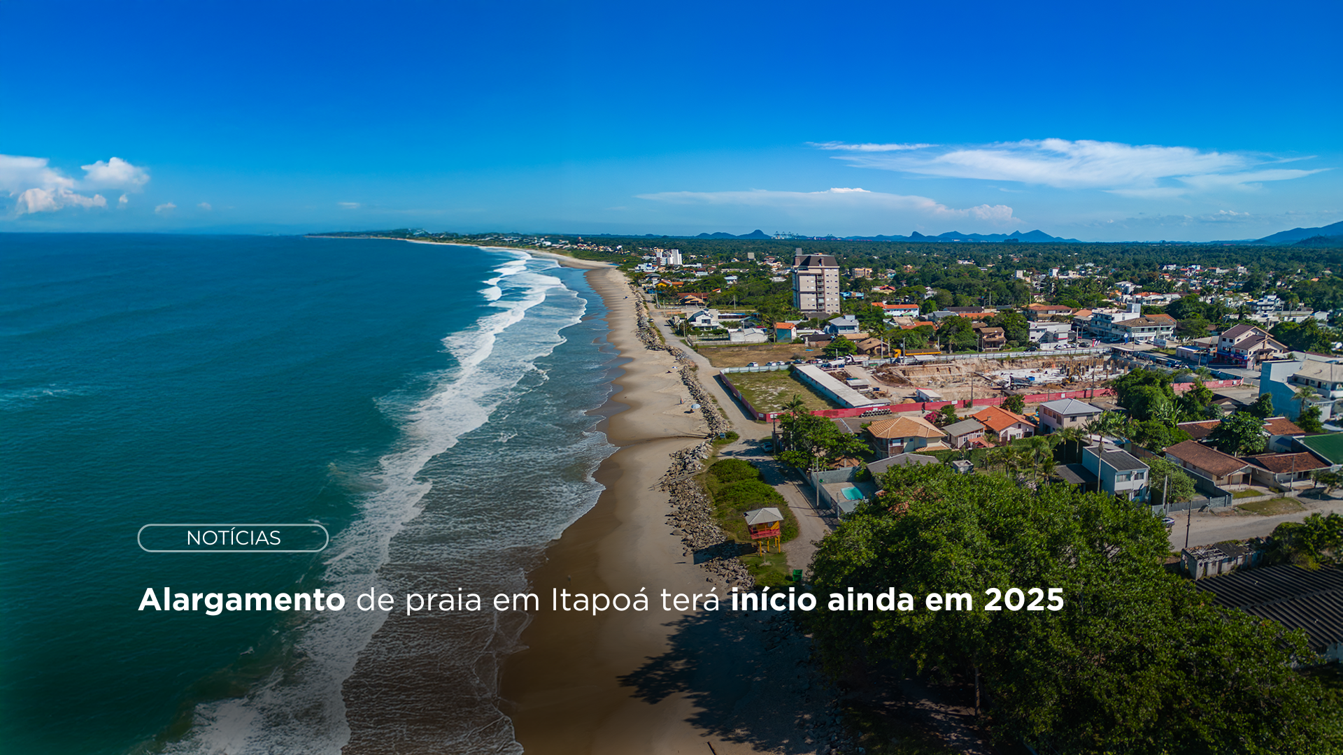 Imagem de praia no bairro princesa do mar com escrita "Alargamento de praia em Itapoá terá início ainda em 2025"