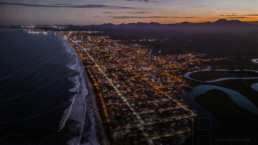 Praia de Itapoá ao entardecer