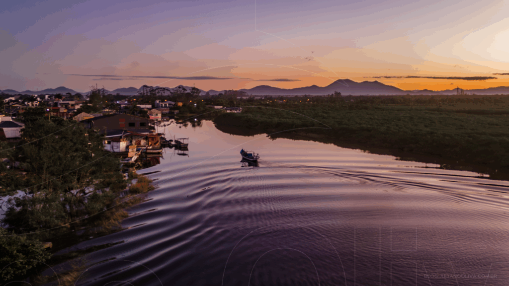 Rio Saí Mirim com uma embarcação