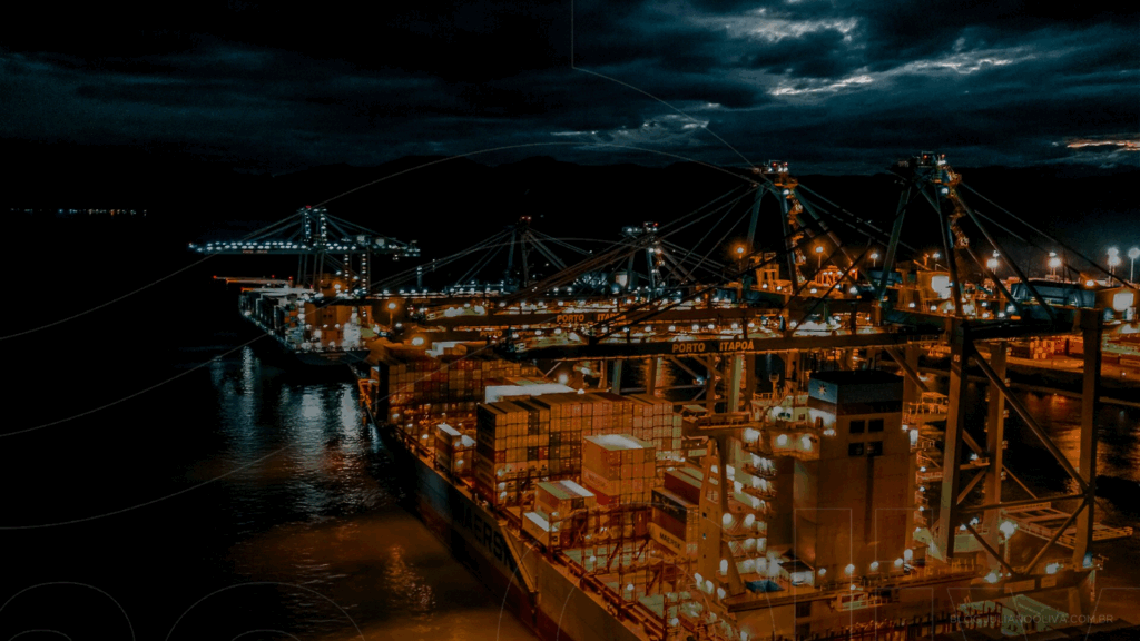 Porto de Itapoá à noite com navios carregando