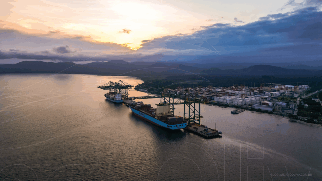 Imagem do Porto Itapoá visto de cima, cercado pela Baía da Babitonga