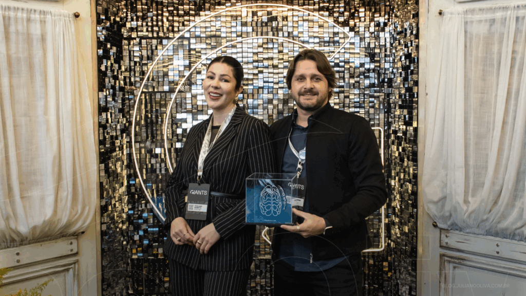 Thauani e Guilherme com o prêmio