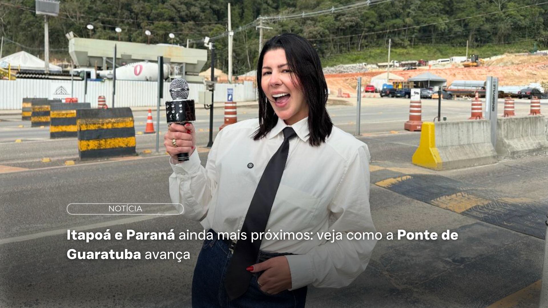 Thauani Zanetti vestida como apresentadora em frente as obras da Ponte de Guaratuba