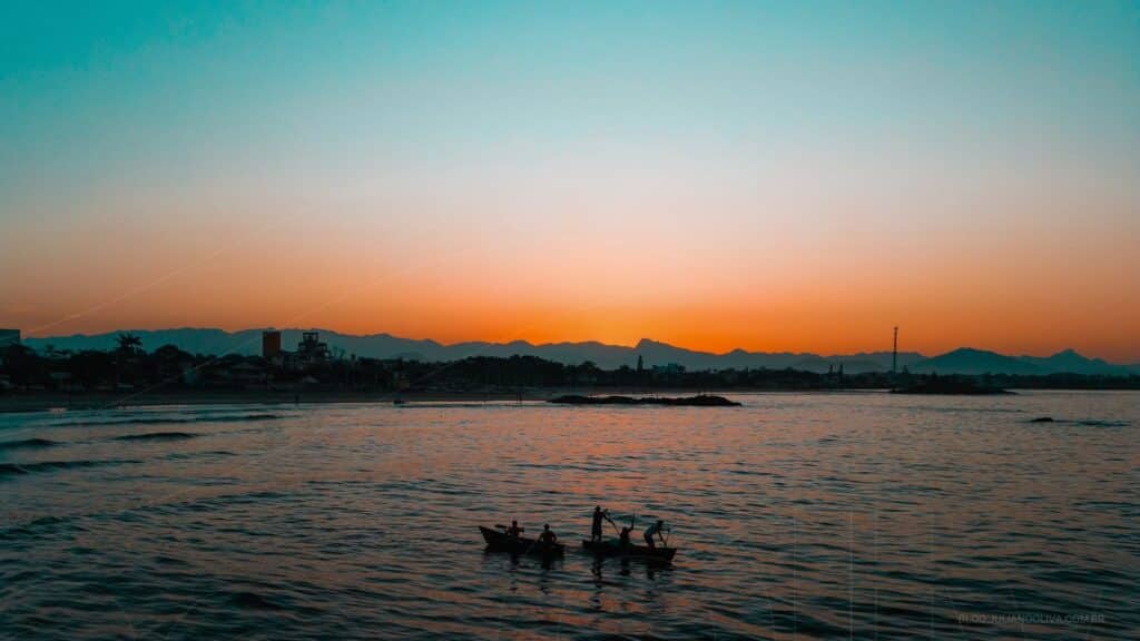 Pescadores em Itapoá no pôr do sol