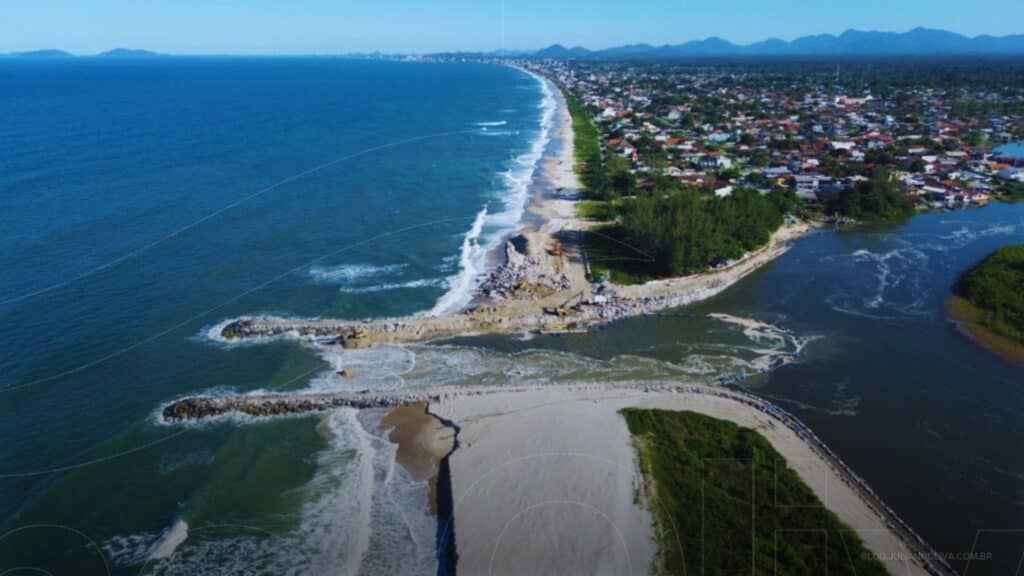 Molhes de pedra em Itapoá: obra histórica abre novo canal para o mar